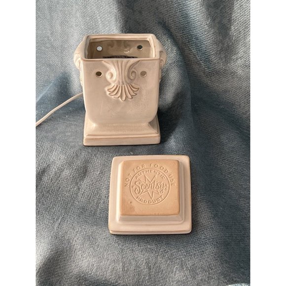 Retired Scentsy Warmers Full Size Windsor EUC - Picture 2 of 4